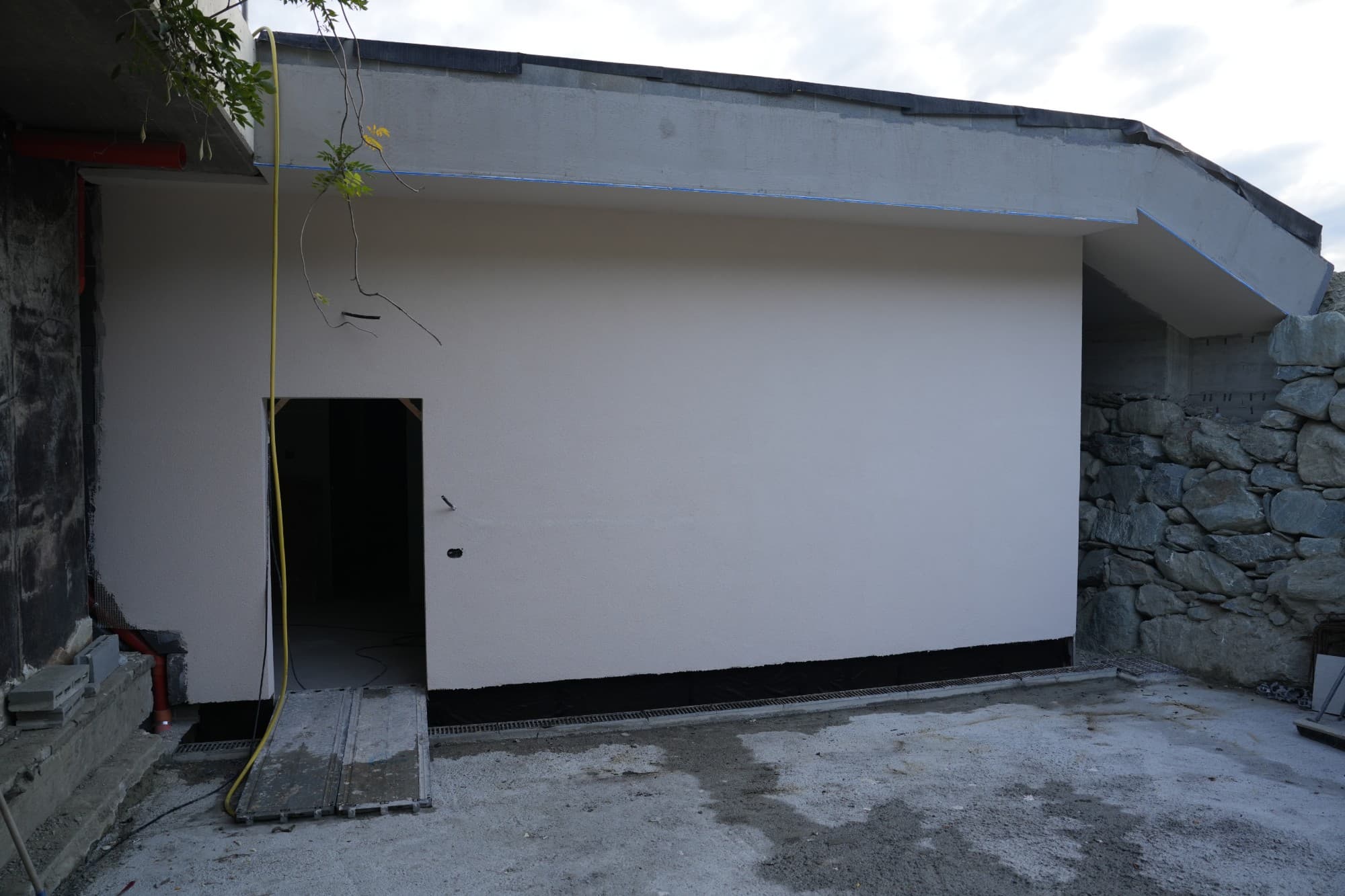 Campini Personal Studio — esterno del cantiere con la facciata intonacata