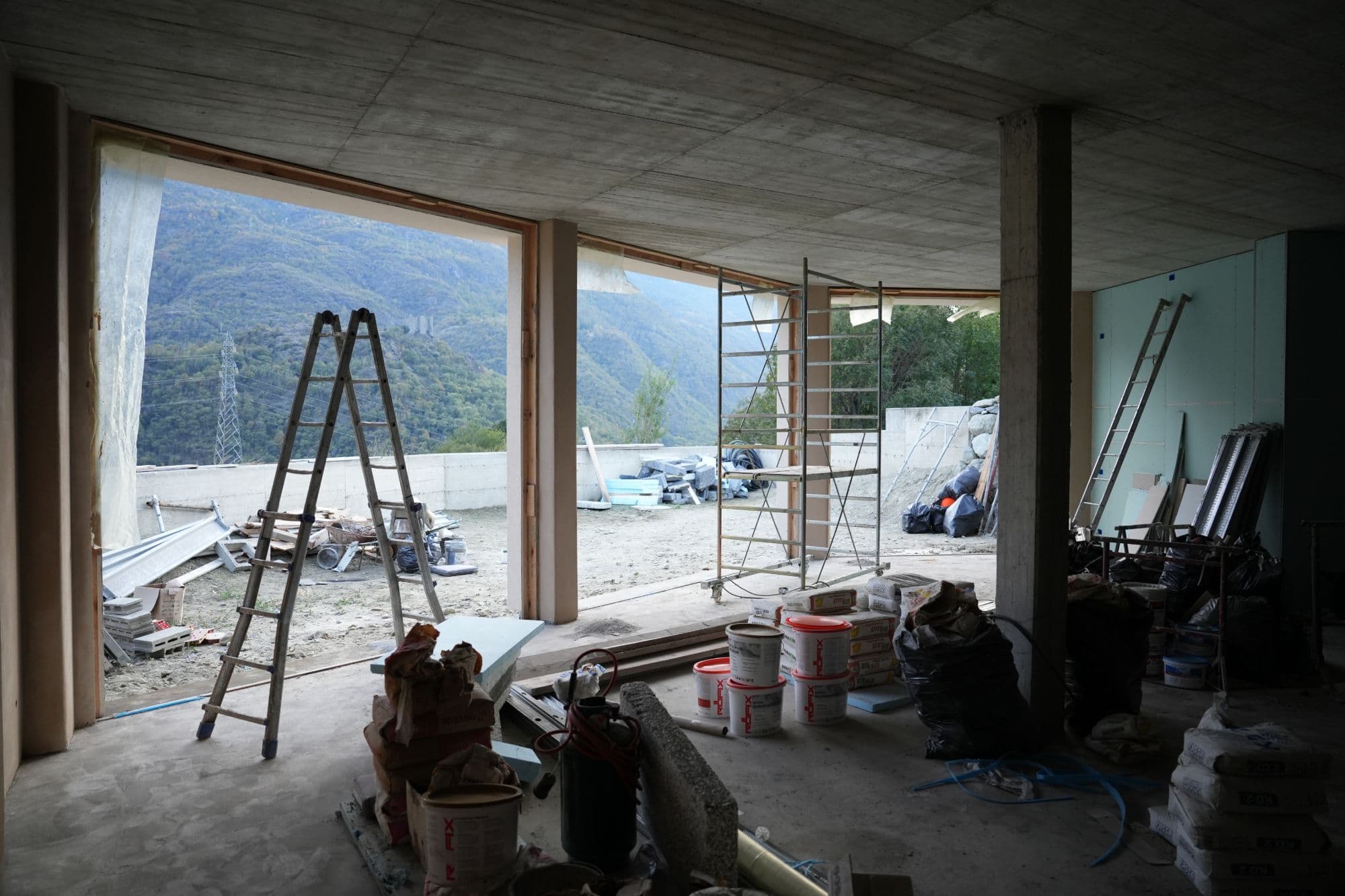 Campini Personal Studio — sala allenamento con le ampie vetrate sulla valle