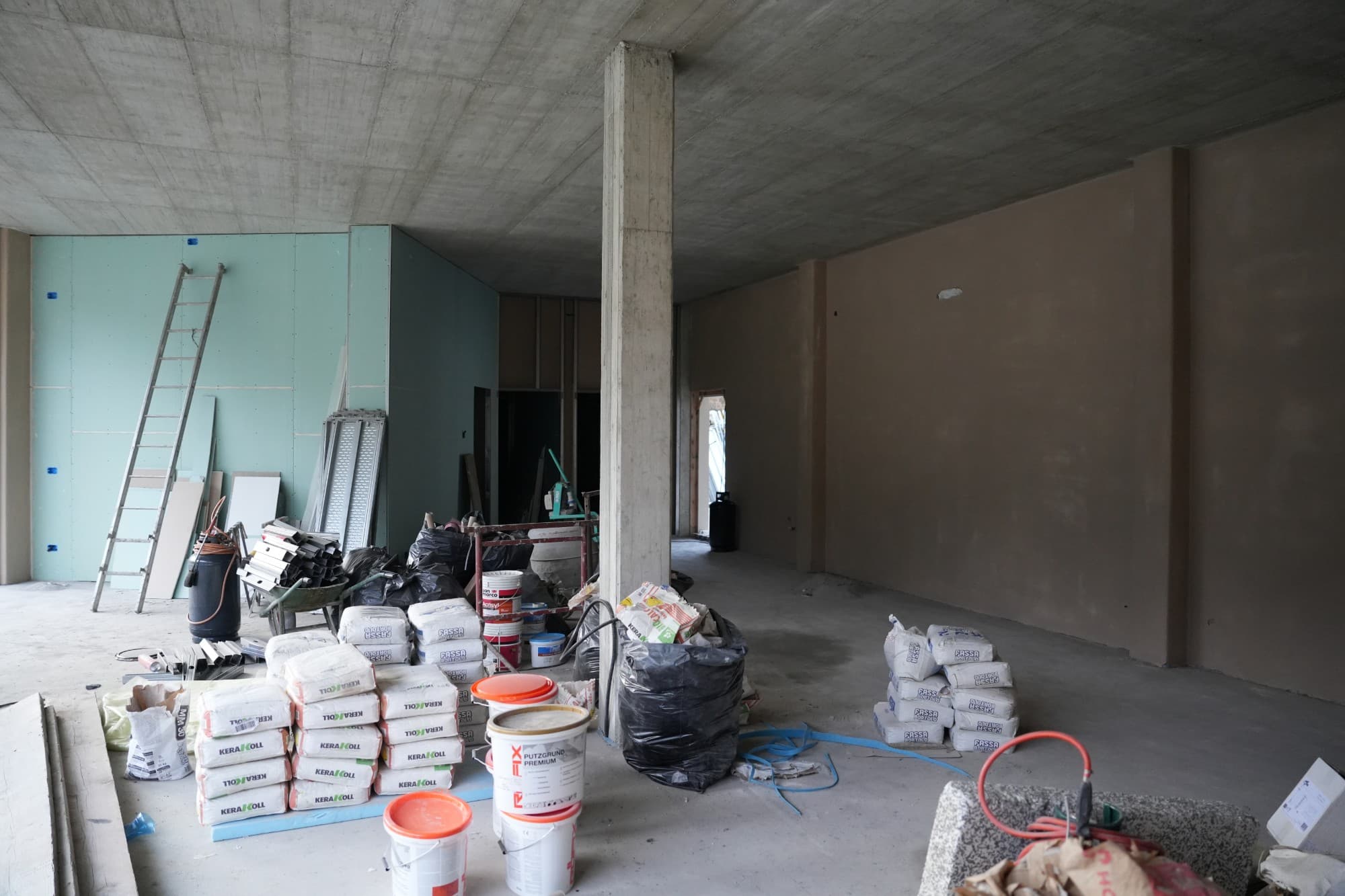 Campini Personal Studio — interno della sala con pilastro centrale
