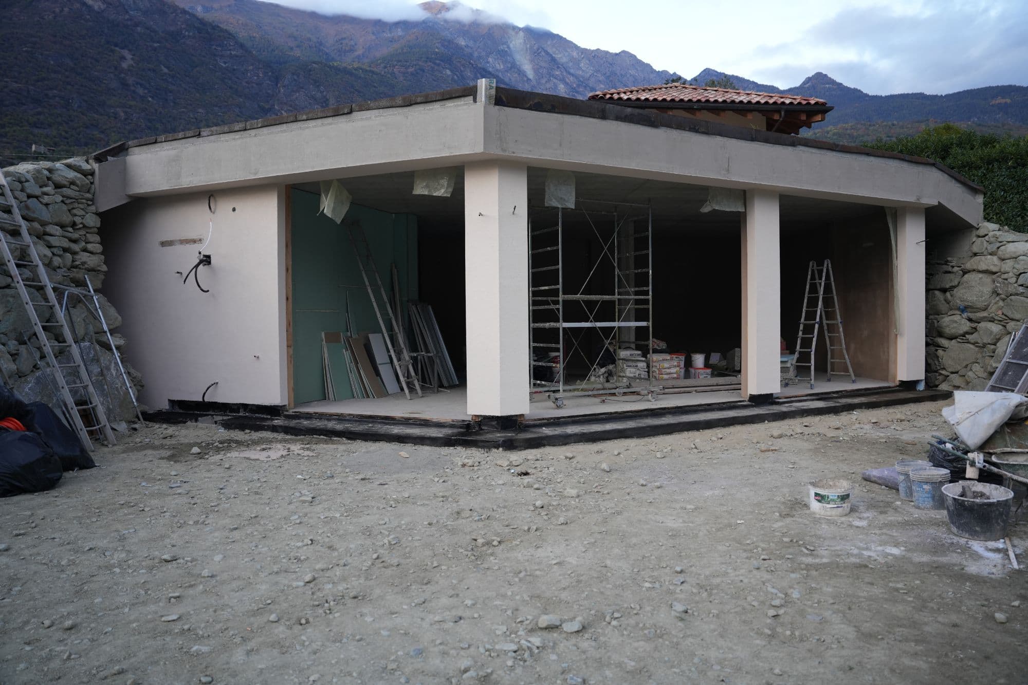 Campini Personal Studio — facciata dello studio con vista sulle montagne
