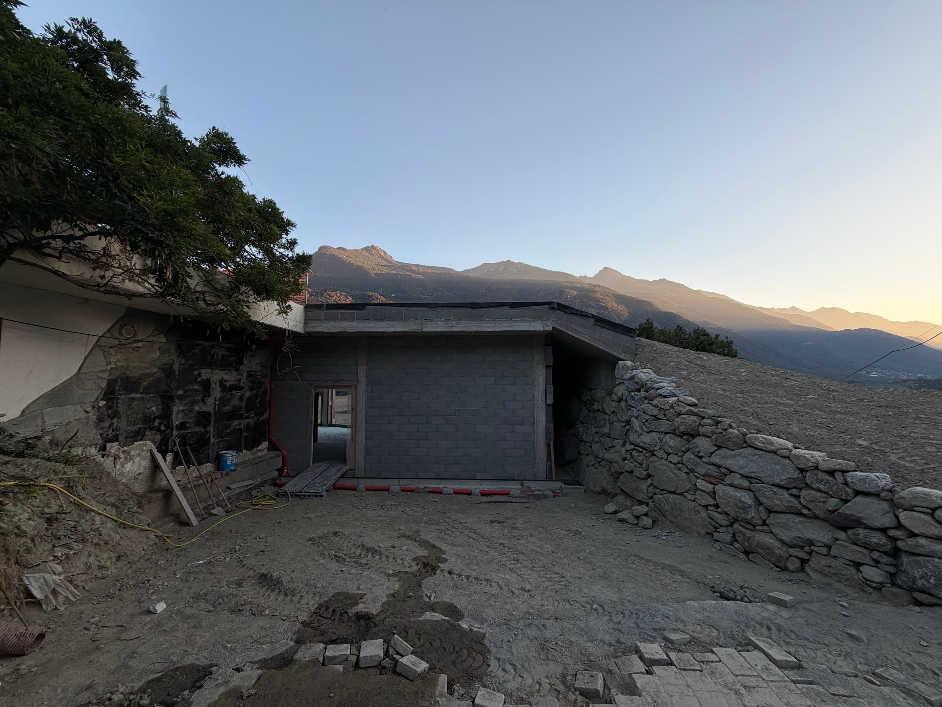 Campini Personal Studio — ingresso dello studio con vista sulle montagne