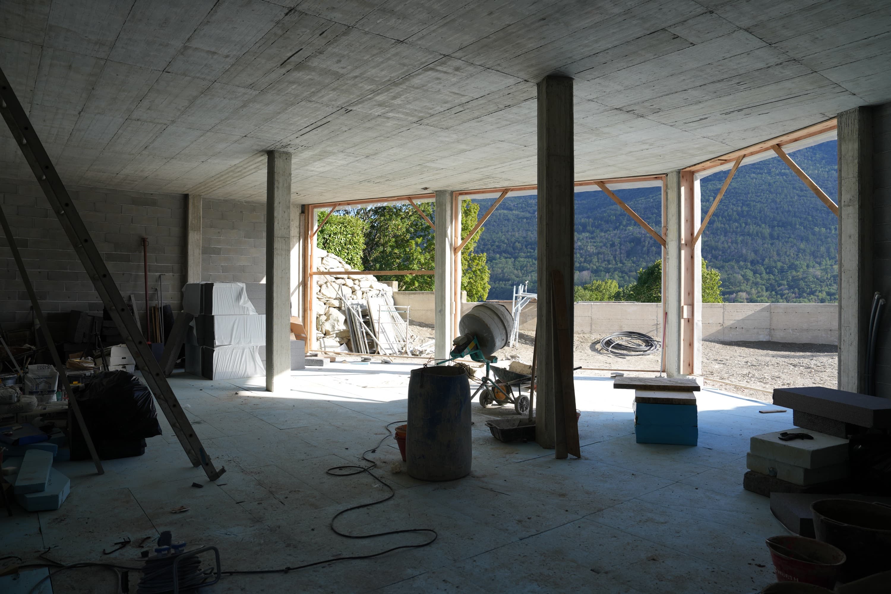 Campini Personal Studio — interno con le ampie vetrate sulla valle